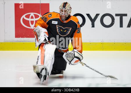 Rochester, New York, États-Unis. 13 décembre 2025. Aleksei Kolosov (35 ans), gardien des Phantoms de Lehigh Valley, s'étire dans les échauffements avant un match contre les Américains de Rochester. Les Américains de Rochester ont accueilli les Phantoms de Lehigh Valley lors d'un match de la Ligue américaine de hockey au Blue Cross Arena de Rochester, New York. (Jonathan Tenca/CSM). Crédit : csm/Alamy Live News Banque D'Images