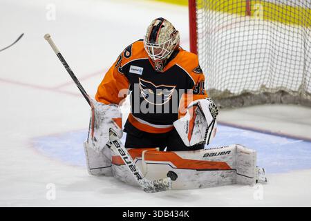 Rochester, New York, États-Unis. 13 décembre 2025. Le gardien de Lehigh Valley Phantoms Aleksei Kolosov (35 ans) fait une pause dans les échauffements avant un match contre les Américains de Rochester. Les Américains de Rochester ont accueilli les Phantoms de Lehigh Valley lors d'un match de la Ligue américaine de hockey au Blue Cross Arena de Rochester, New York. (Jonathan Tenca/CSM). Crédit : csm/Alamy Live News Banque D'Images
