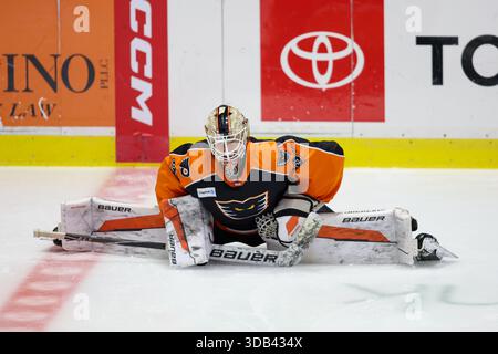 Rochester, New York, États-Unis. 13 décembre 2025. Aleksei Kolosov (35 ans), gardien des Phantoms de Lehigh Valley, s'étire dans les échauffements avant un match contre les Américains de Rochester. Les Américains de Rochester ont accueilli les Phantoms de Lehigh Valley lors d'un match de la Ligue américaine de hockey au Blue Cross Arena de Rochester, New York. (Jonathan Tenca/CSM). Crédit : csm/Alamy Live News Banque D'Images