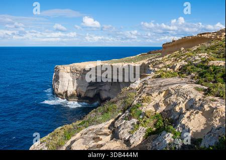 Falaises calcaires sur la côte nord-ouest de l'île de Gozo près de Wied il-Mielah, Gharb, Malte, mer Méditerranée, Europe du Sud Banque D'Images
