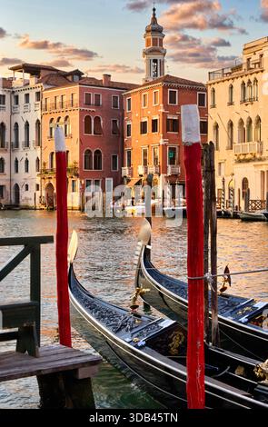 Servizio Gondole, Carbon, Fondamenta del vin, Tour de la chiesa Parrocchiale dei Santi Apostoli, Gran canal, Venise, Venise, Vénétie, Italie, Europe Banque D'Images