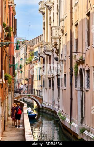 Couple marchant à travers les canaux, Fondamenta Rimpeto Mocenigo, Venise, Venise, Vénétie, Italie, Europe Banque D'Images