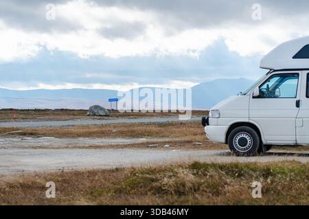 Suède, Comté de Jämtland, Funäsdalen, Flatruetvägen, panneau de signalisation Flatruet, bus de camping Banque D'Images