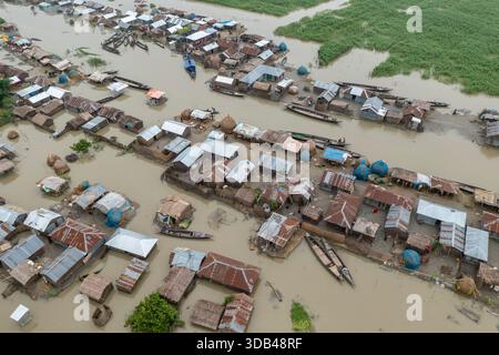 Une vue aérienne des vastes plaines touchées par les inondations le long du lit de Jamuna à Sariakandi à Bogura, au Bangladesh. Banque D'Images