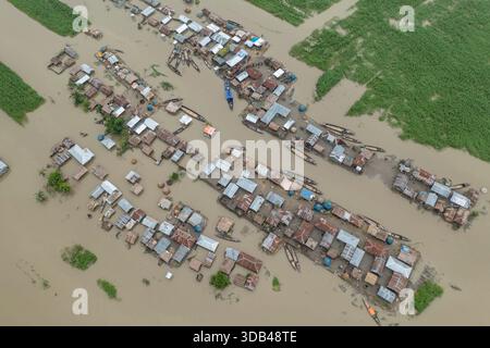 Une vue aérienne des vastes plaines touchées par les inondations le long du lit de Jamuna à Sariakandi à Bogura, au Bangladesh. Banque D'Images