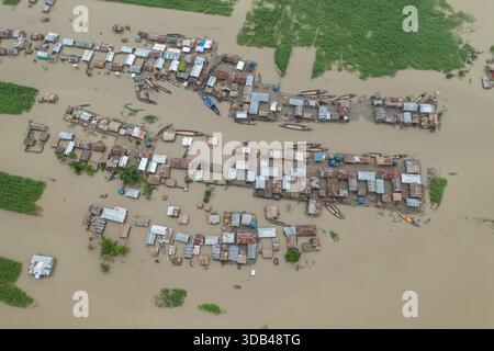 Une vue aérienne des vastes plaines touchées par les inondations le long du lit de Jamuna à Sariakandi à Bogura, au Bangladesh. Banque D'Images