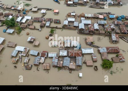 Une vue aérienne des vastes plaines touchées par les inondations le long du lit de Jamuna à Sariakandi à Bogura, au Bangladesh. Banque D'Images