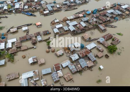Une vue aérienne des vastes plaines touchées par les inondations le long du lit de Jamuna à Sariakandi à Bogura, au Bangladesh. Banque D'Images