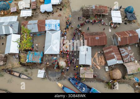 Une vue aérienne des vastes plaines touchées par les inondations le long du lit de Jamuna à Sariakandi à Bogura, au Bangladesh. Banque D'Images