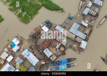 Une vue aérienne des vastes plaines touchées par les inondations le long du lit de Jamuna à Sariakandi à Bogura, au Bangladesh. Banque D'Images