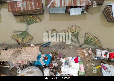 Une vue aérienne des vastes plaines touchées par les inondations le long du lit de Jamuna à Sariakandi à Bogura, au Bangladesh. Banque D'Images