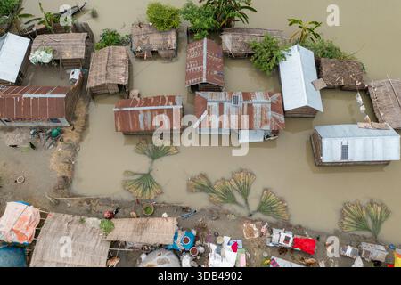 Une vue aérienne des vastes plaines touchées par les inondations le long du lit de Jamuna à Sariakandi à Bogura, au Bangladesh. Banque D'Images