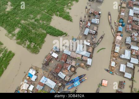 Une vue aérienne des vastes plaines touchées par les inondations le long du lit de Jamuna à Sariakandi à Bogura, au Bangladesh. Banque D'Images