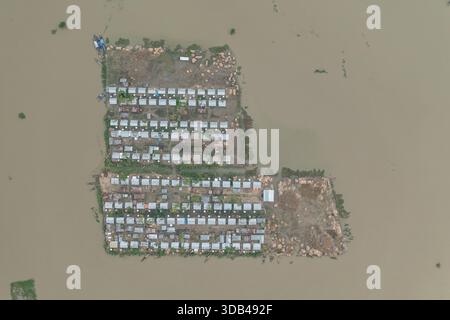 Une vue aérienne des vastes plaines touchées par les inondations le long du lit de Jamuna à Sariakandi à Bogura, au Bangladesh. Banque D'Images
