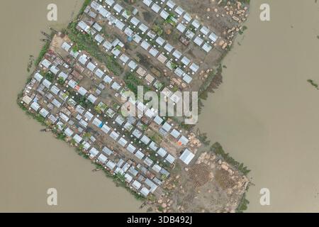 Une vue aérienne des vastes plaines touchées par les inondations le long du lit de Jamuna à Sariakandi à Bogura, au Bangladesh. Banque D'Images
