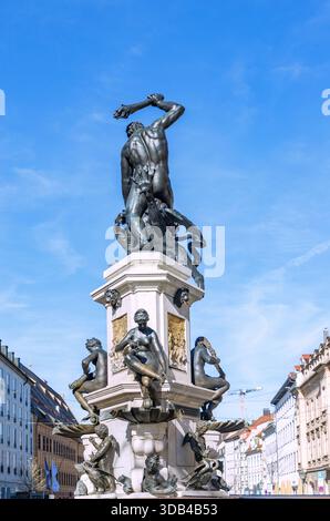 Fontaine Hercule et maisons de Maximilianstrasse, Augsbourg, Souabe, Bavière, Allemagne Banque D'Images