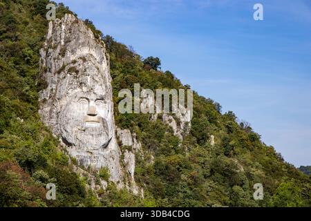 Sculpture rocheuse de 40 mètres de haut de Decebalus dans la gorge des portes de fer sur le Danube, Eșelnița, Mehedinți, Roumanie, Europe Banque D'Images