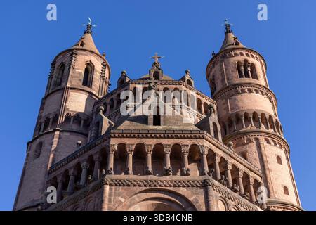 Vue d'un point de vue bas de la cathédrale de Worms (nommé Peter's Cathedral), Worms, Rhénanie-Palatinat, Allemagne, Europe Banque D'Images
