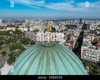 Vue aérienne de la croix dorée sur le dôme de l'église orthodoxe serbe de suffisamment Sava avec la ville en arrière-plan, Belgrade, Serbie, Europe Banque D'Images