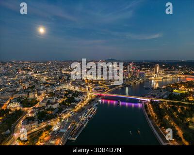 Vue aérienne du centre-ville et du pont Gazela illuminé sur le Danube au crépuscule sous la pleine lune, Belgrade, Serbie, Europe Banque D'Images