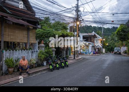 Scooters électriques de Laos Green Travel sont garés sur le trottoir dans le vieux quartier de Luang Prabang, Luang Prabang District, Luang Prabang, Laos, Banque D'Images