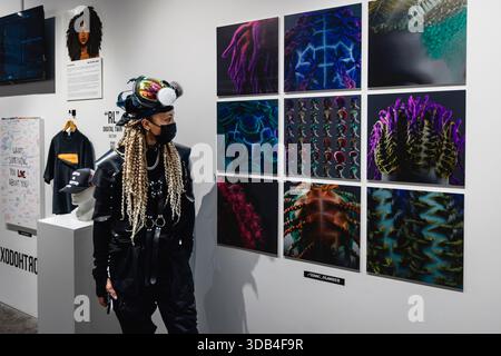Artiste 3D et coiffeuse virtuelle, Xodohtronu à l'exposition Black Lines of Code à Londres. Banque D'Images