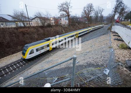 Riedlingen, Allemagne. 14 décembre 2025. Le train régional RE55 passe sur les lieux de l'accident entre les districts de Zwiefaltendorf et Zell. Plus de quatre mois après le grave accident de train qui a fait trois morts et des dizaines de blessés, les trains circulent à nouveau sur la ligne de chemin de fer touchée. Crédit : Thomas Warnack/dpa/Alamy Live News Banque D'Images
