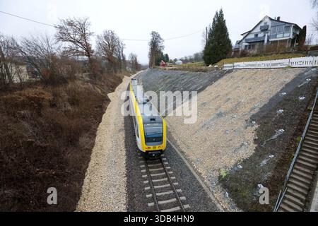 Riedlingen, Allemagne. 14 décembre 2025. Le train régional RE55 passe sur les lieux de l'accident entre les districts de Zwiefaltendorf et Zell. Plus de quatre mois après le grave accident de train qui a fait trois morts et des dizaines de blessés, les trains circulent à nouveau sur la ligne de chemin de fer touchée. Crédit : Thomas Warnack/dpa/Alamy Live News Banque D'Images