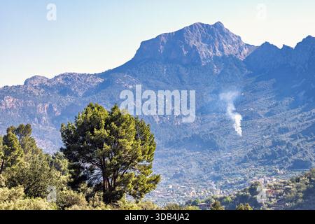 Vue panoramique sur une vallée de montagne avec un village à Majorque Banque D'Images