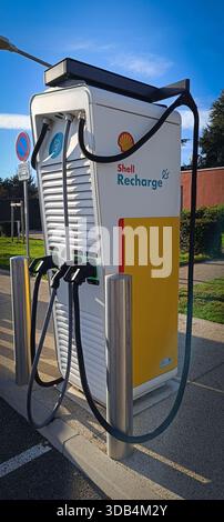 Station de recharge Shell pour véhicule électrique en zone urbaine Banque D'Images