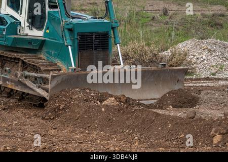 Bouteur travaillant dans le canal. Machine de construction Banque D'Images