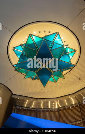 Petronas Twin Towers Lobby Lustre étoile géométrique bleu suspendu à un plafond rond dans un design intérieur moderne Banque D'Images