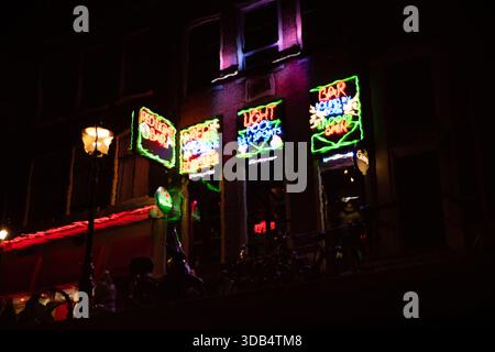 Neon Bar signe sur Amsterdam canal House la nuit Banque D'Images