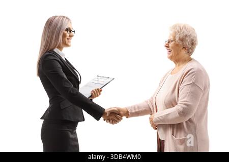 Jeune femme professionnelle et une femme âgée serrant la main isolée sur fond blanc Banque D'Images