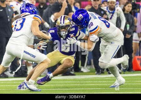 Le cornerback de Washington Dylan Robinson (6 ans) dirige le ballon en combattant la pression de Matt Wagner (88 ans) et du receveur large Chase Penry (13 ans) lors du match de football universitaire de LA Bowl NCAA au SoFi Stadium. Score final ; Washington 38 :10 Boise State (photo par Ringo Chiu / SOPA images/SIPA USA) Banque D'Images