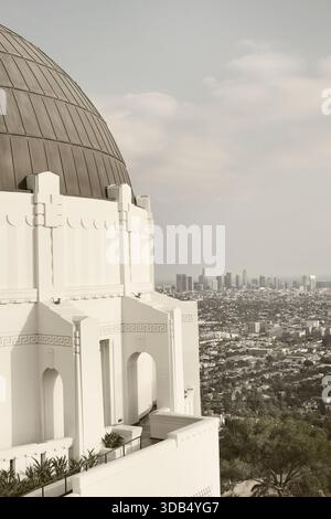 Los Angeles, Californie, États-Unis - 08-14-2024 : une vue de l'observatoire Griffith devant l'horizon de Los Angeles. Banque D'Images