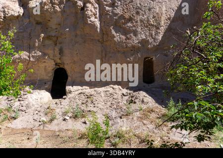 Entrées de grotte sculptées dans le mur de pierre, Valle del Jere, désert d'Atacama, Chili Banque D'Images