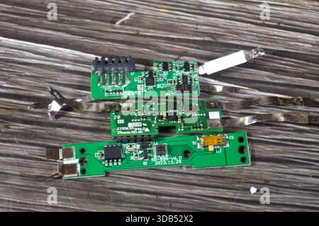 Le Caire, Egypte, 11 décembre 2025 : circuits imprimés de batterie au lithium, module de circuit de protection PCM ou système de gestion de batterie BMS, un cir électronique vital Banque D'Images