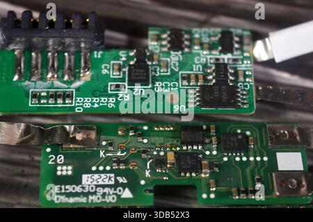 Le Caire, Egypte, 11 décembre 2025 : circuits imprimés de batterie au lithium, module de circuit de protection PCM ou système de gestion de batterie BMS, un cir électronique vital Banque D'Images
