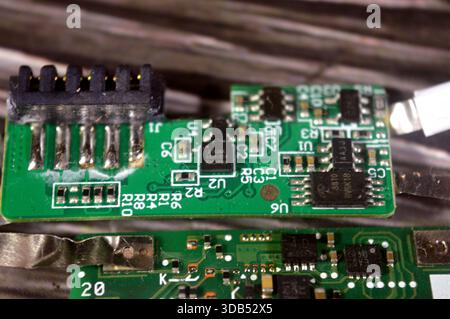 Le Caire, Egypte, 11 décembre 2025 : circuits imprimés de batterie au lithium, module de circuit de protection PCM ou système de gestion de batterie BMS, un cir électronique vital Banque D'Images