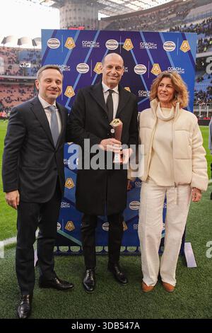 Milan, Italie. 14 décembre 2025. Massimiliano Allegri est nommé entraîneur du mois de novembre lors du match de football Serie A entre Milan et Sassuolo au stade San Siro à Milan, dans le nord de l'Italie - dimanche 14 décembre 2025. Sports - Football. (Photo de Marco Alpozzi/Lapresse) crédit : LaPresse/Alamy Live News Banque D'Images