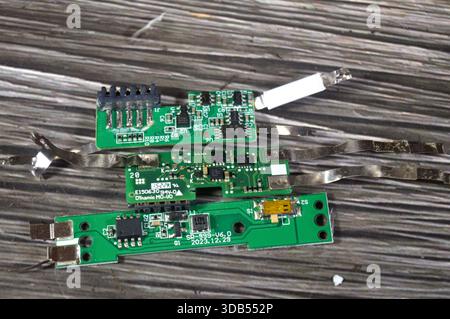 Le Caire, Egypte, 11 décembre 2025 : circuits imprimés de batterie au lithium, module de circuit de protection PCM ou système de gestion de batterie BMS, un cir électronique vital Banque D'Images