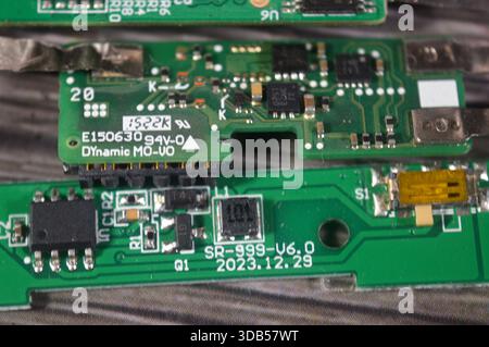 Le Caire, Egypte, 11 décembre 2025 : circuits imprimés de batterie au lithium, module de circuit de protection PCM ou système de gestion de batterie BMS, un cir électronique vital Banque D'Images