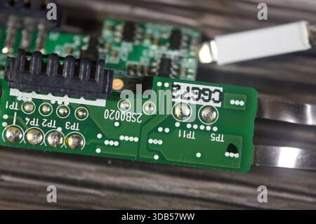 Le Caire, Egypte, 11 décembre 2025 : circuits imprimés de batterie au lithium, module de circuit de protection PCM ou système de gestion de batterie BMS, un cir électronique vital Banque D'Images