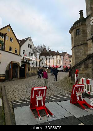 Nuertingen, Allemagne, 13 décembre 2025, marché de noël animé dans le centre-ville historique avec des étals festifs et de nombreux visiteurs, entrée sécurisée par mas Banque D'Images