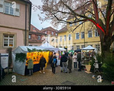 Nuertingen, Allemagne, 13 décembre 2025, les foules apprécient un beau marché de noël dans le centre-ville historique de Nuertingen Banque D'Images