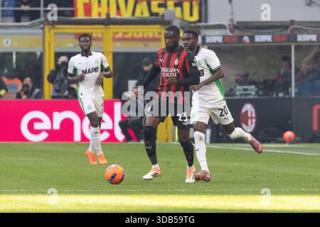 Milan, Italie, 14 décembre 2025. Fikayo Tomori en action lors du match de Serie A entre l'AC Milan et l'US Sassuolo au stade Giuseppe Meazza à Milan, en Italie Banque D'Images