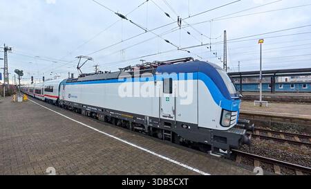 Premiere für den ICE-l zum Fahrplanwechsel AM 14. Dezember 2025. Jungfernfahrt von Berlin Nach Köln. Einfahrt des ersten planmäßig verkehrenden ICE-l nach Hamm HBF. Der Zug ist Barrierefrei, Zunächst kommen Lokomotiven der Baureihe Siemens Vectron zum Einsatz. Hamm, Nordrhein-Westfalen, DEU, Deutschland, 14.12.2025 *** première de l'ICE l lors du changement d'horaire le 14 décembre 2025 Maiden voyage de Berlin à Cologne arrivée de la première ICE l prévue à Hamm HBF le train est sans obstacle, les locomotives Siemens Vectron seront utilisées initialement Hamm, Rhénanie du Nord-Westphalie, DEU, Allemagne, 14 Banque D'Images