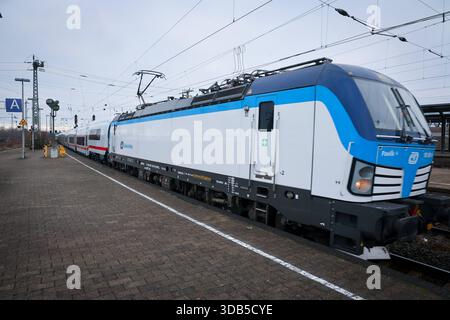 Premiere für den ICE-l zum Fahrplanwechsel AM 14. Dezember 2025. Jungfernfahrt von Berlin Nach Köln. Einfahrt des ersten planmäßig verkehrenden ICE-l nach Hamm HBF. Der Zug ist Barrierefrei, Zunächst kommen Lokomotiven der Baureihe Siemens Vectron zum Einsatz. Hamm, Nordrhein-Westfalen, DEU, Deutschland, 14.12.2025 *** première de l'ICE l lors du changement d'horaire le 14 décembre 2025 Maiden voyage de Berlin à Cologne arrivée de la première ICE l prévue à Hamm HBF le train est sans obstacle, les locomotives Siemens Vectron seront utilisées initialement Hamm, Rhénanie du Nord-Westphalie, DEU, Allemagne, 14 Banque D'Images