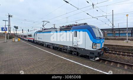 Premiere für den ICE-l zum Fahrplanwechsel AM 14. Dezember 2025. Jungfernfahrt von Berlin Nach Köln. Einfahrt des ersten planmäßig verkehrenden ICE-l nach Hamm HBF. Der Zug ist Barrierefrei, Zunächst kommen Lokomotiven der Baureihe Siemens Vectron zum Einsatz. Hamm, Nordrhein-Westfalen, DEU, Deutschland, 14.12.2025 *** première de l'ICE l lors du changement d'horaire le 14 décembre 2025 Maiden voyage de Berlin à Cologne arrivée de la première ICE l prévue à Hamm HBF le train est sans obstacle, les locomotives Siemens Vectron seront utilisées initialement Hamm, Rhénanie du Nord-Westphalie, DEU, Allemagne, 14 Banque D'Images